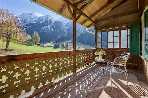 Haus "Im Boden", Klosters-Monbiel (GR) - Fotos: ©  Studio Gataric Fotografie, https://ferienimbaudenkmal.ch/von-vier-generationen-geehrt-und-gepflegt/ 